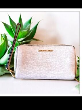 Michael Kors Jet Set pebble leather travel wallet in Blush pink with gold trim